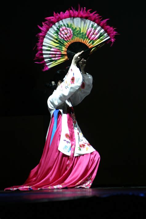 File:Korean.Dance-Buchaechum-02.jpg - Wikimedia Commons