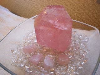 Rose quartz | 愛の石、ローズクォーツ。 大きなものはスピリチュアルカウンセリング用、小さなものはヒーリング… | Nozomi | Flickr