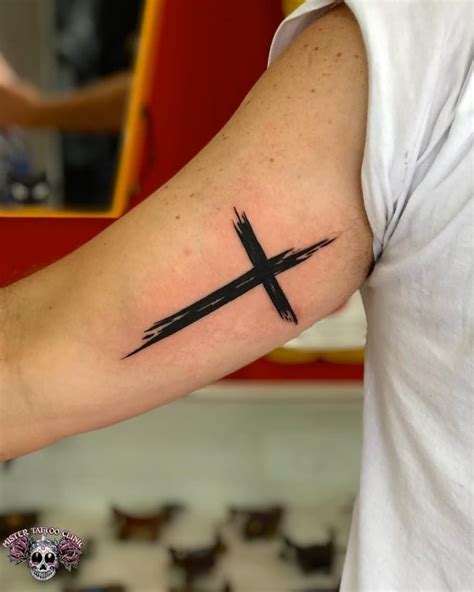 Pin em Tattoos | Tatuagem cruz no braço, Tatuagem de cruz, Tatuagem cruz