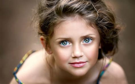 Download wallpaper for 1400x1050 resolution | Cute little girl, portrait, face, eyes | cute ...
