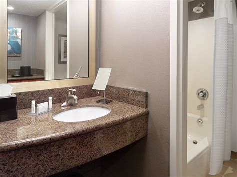 Courtyard by Marriott Atlanta Buckhead Rooms: Pictures & Reviews ...