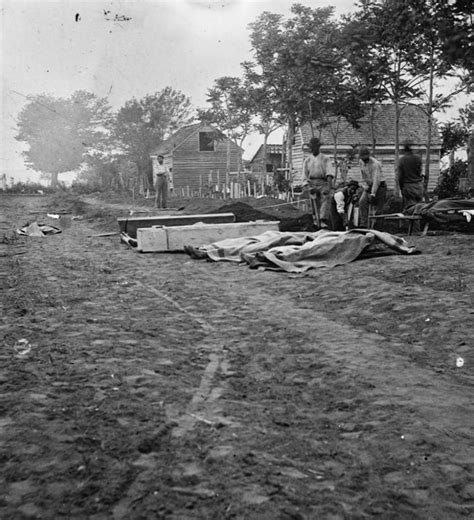 File:Aam in civil war burying dead.jpg - Wikipedia