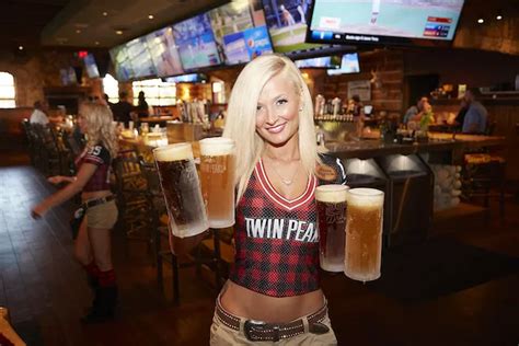 Twin Peaks Brings Titillating Sports Bar Fun to Chesterfield | Food Blog