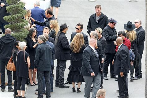 [PICS] Chris Cornell Funeral After Suicide -- Brad Pitt, Dave Grohl ...