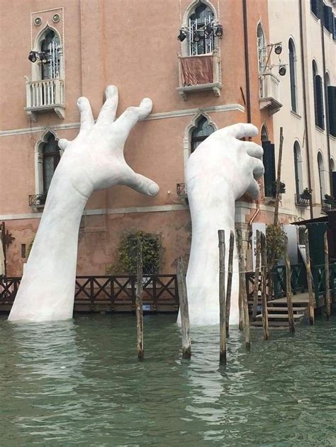 Impactante escultura de Lorenzo Quinn en Venecia. | Street art, Public art, Installation art