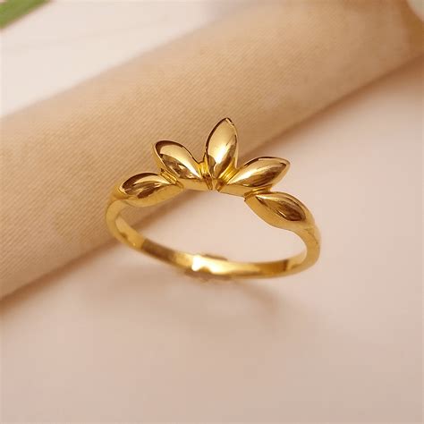 Latest Design Rings in Gold for Women - Simple and Elegant | Giriraj ...