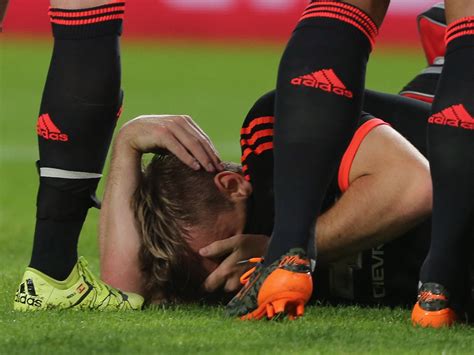 Luke Shaw injury: Manchester United defender to remain in Eindhoven hospital after post-match ...