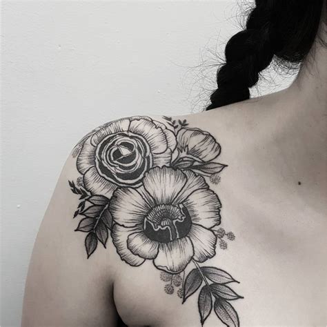 Tatouage épaule fleurs stylisées - 20 tatouages à porter fièrement sur l'épaule - Elle