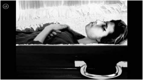 Amy Winehouse in coffin | Death pics, Amy winehouse, Morgue photos