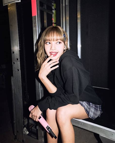 BLACKPINK's Stylist Finally Revealed The Secret Behind Lisa's Perfect Bangs - Koreaboo