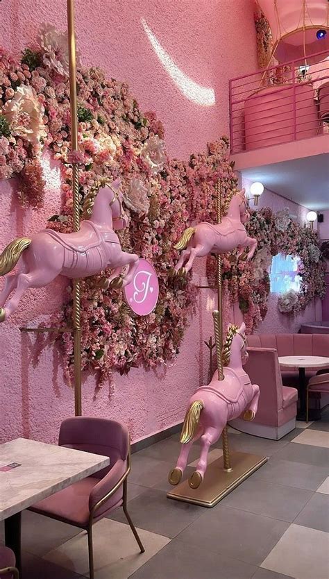 Pink Restaurant 🌺 🍴 | Decoración de flor de cerezo, Ideas de cafetería ...