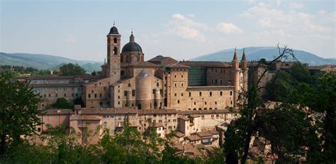 File:Urbino-palazzo e borgo.jpg - Wikipedia