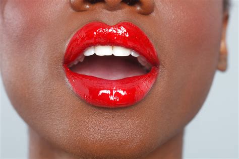 Red Lips Gold Teeth | Lipstutorial.org