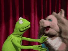 Kermit The Frog And Miss Piggy Kissing