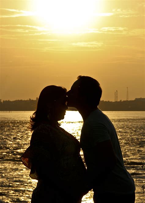 Fotos gratis : hombre, mar, silueta, puesta de sol, luz de sol, Mañana, amor, noche, Beso ...