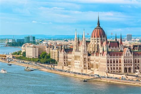 Parlement Et Rivière à Budapest En Hongrie Avec Des Bateaux De Tourisme Pendant La Journée D'été ...