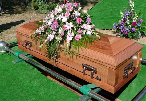 How to bury a coffin using a casket lowering device? | ROOETECH