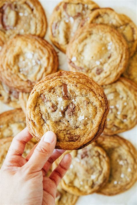 brown butter and toffee chocolate chip cookies | hummingbird high || a ...