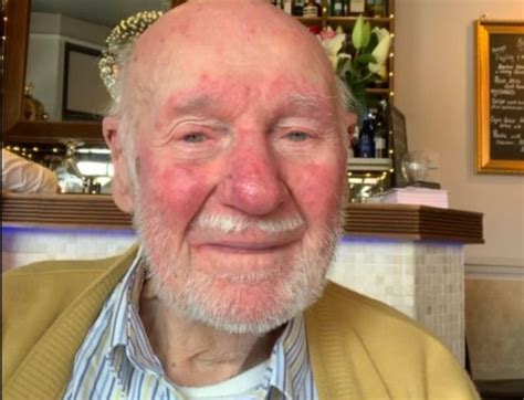 Un homme demande 104 vœux d'anniversaire pour son père qui fête ses 104 ans et est inondé de ...