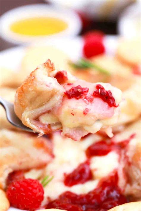 Baked Brie in Puff Pastry Recipe - 30 minutes meals