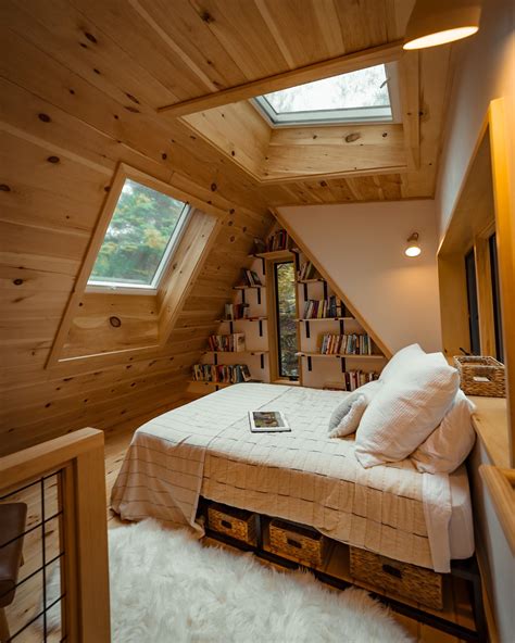 Cozy Loft Bedroom with Skylights : CozyPlaces