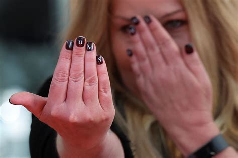 Christina Applegate rocks MS-themed manicure at Walk of Fame ceremony