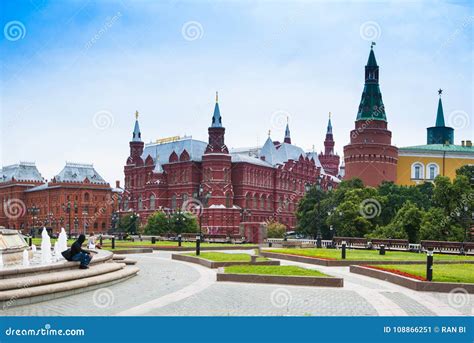 Alexander Gardens in Moscow, Russia Editorial Photo - Image of wall, manege: 108866251