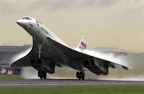 Why is the Concorde, and not other aircraft, getting this fog/condensation, over the wing, at ...