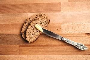 Rustic wholemeal rye bread on wooden board - Creative Commons Bilder