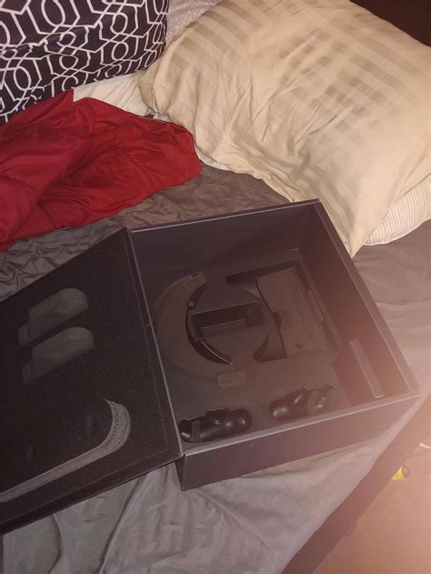 I ordered an Oculus Rift S to play the new Half Life....got an empty box instead. Can I get an F ...