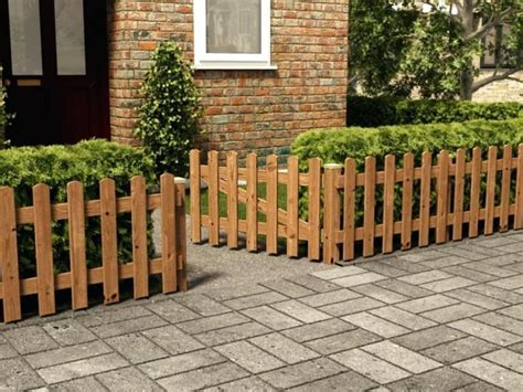 Low picket fence | Fence design, Small garden fence, Backyard fences