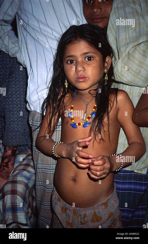 Homeless girl living on the streets. Dhaka, Bangladesh Stock Photo: 4751147 - Alamy