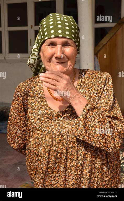 Babushka headscarf hi-res stock photography and images - Alamy