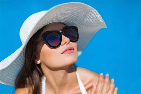 5 Benefits to Wearing Sunglasses | Sunglasses, Hats fashion, Eye care