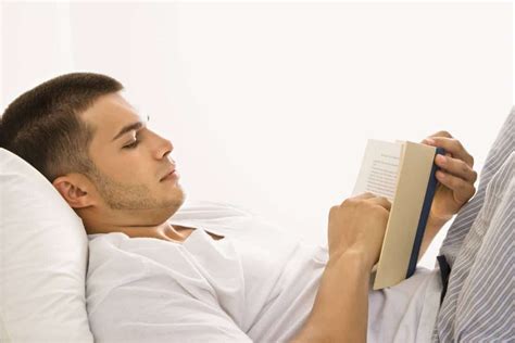 04-man-reading-book-in-bed | Good e-Reader