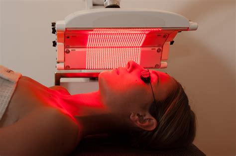 Red Light Therapy For Skin: 4 Benefits And Risks - The Mommyhood Life