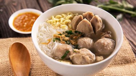 Mie Bakso: Rice noodle soup with meatballs - BBC Travel