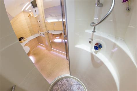 SHOWERS ABOARD EMIRATES A380 - Travelizer