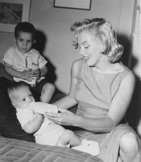 Marilyn at a Milk Fund for Babies charity event, 1957. Marilyn Monroe ...