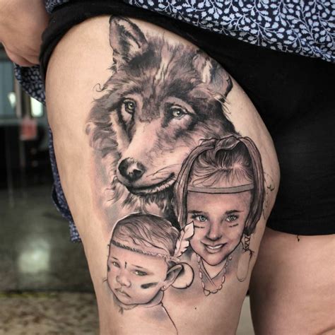 Tatuaje loba y cachorros | Wolf tattoo, Portrait tattoo, Mommy and son