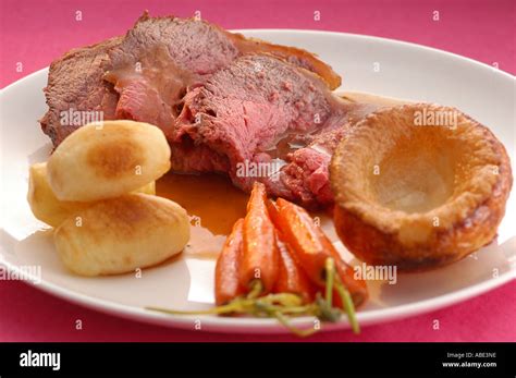 Roast beef and yorkshire pud pudding hi-res stock photography and images - Alamy