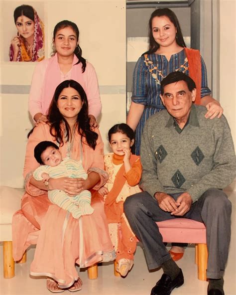 Dazzling Pictures of Shagufta Ejaz with Her Family | Reviewit.pk