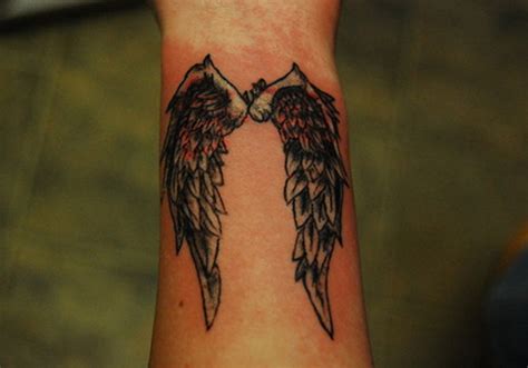 28 Elegant Angel Wings Tattoos On Wrists