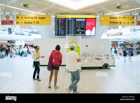 Flight departures board gatwick airport hi-res stock photography and ...