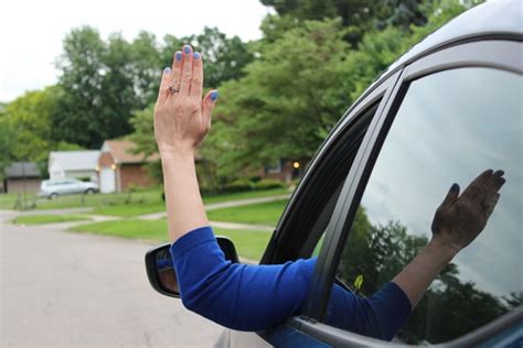 4 basic hand signals for driving you should know and understand