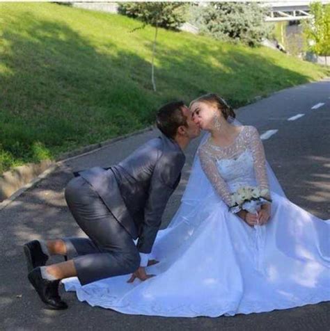 22 Awkward and Inappropriate Wedding Photos