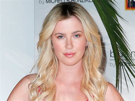 Alec Baldwin’s Daughter Ireland Poses in Bikini: Baby Bump Photo