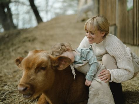 Try Cow Cuddling To Reduce Stress and Anxiety - Ecohappiness Project