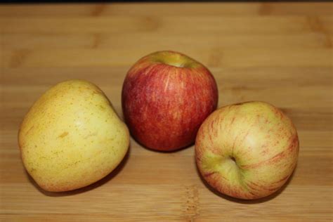 3 Apples On A Chopping Board Free Stock Photo - Public Domain Pictures