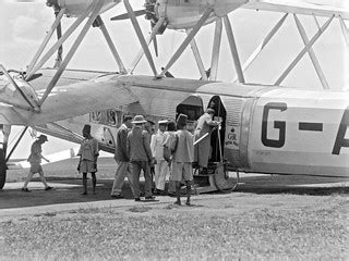 Handley Page HP-42 | Travellers board an aircraft in an unkn… | Flickr